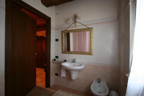 斯波莱托橄榄花农家乐的一间带水槽和镜子的浴室