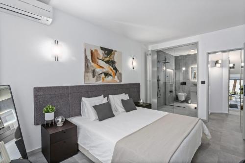 韦尔都勒博Casa Sabrina的白色的卧室设有一张大床和一间浴室。