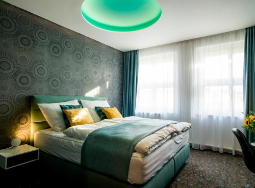 布拉格Rooftop Planet Prague Hotel的一间卧室设有一张蓝色天花板的大床