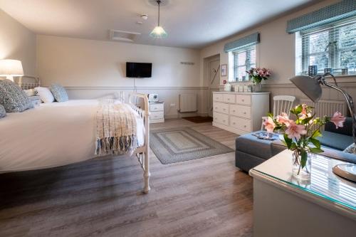 邓尼奇邓尼奇船舶旅馆的一间卧室设有一张床和一间客厅。