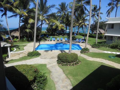 喀巴里特拉蓬塔公寓式酒店的棕榈树游泳池及度假村