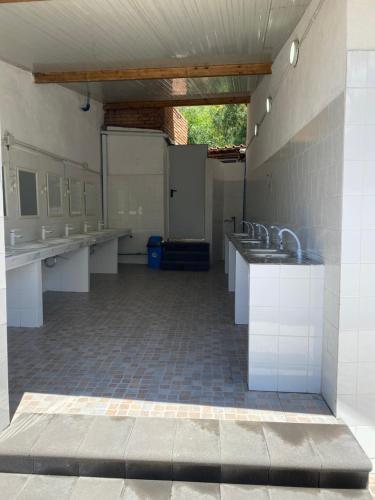 弗卡诺Villaggio Togo Togo的大型浴室设有水槽和卫生间。