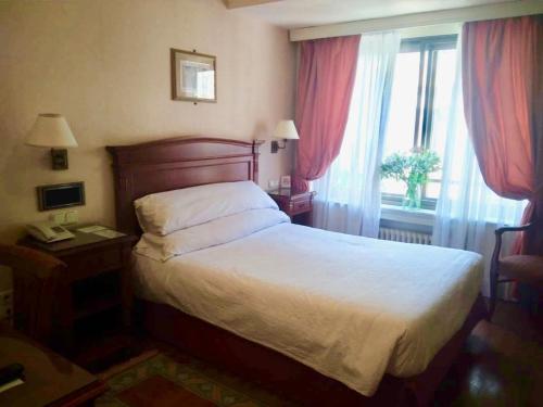 圣塞瓦斯蒂安巴伊亚旅馆的酒店客房设有床和窗户。