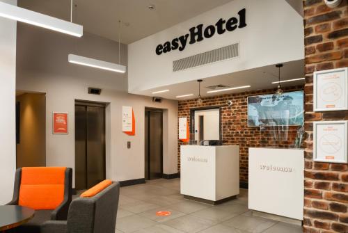 米尔顿凯恩斯easyHotel Milton Keynes的带有agas酒店标志的办公室大堂