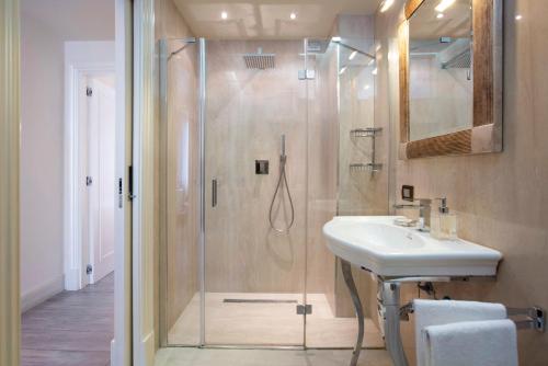 米兰米兰大教堂套房旅馆的带淋浴和盥洗盆的浴室