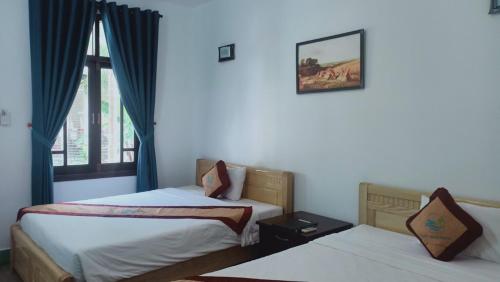 美奈Muine Pacific Resort的一间卧室设有两张床和窗户。