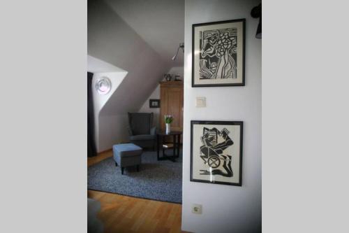 吕讷堡Stadtferienwohnung Lüneburg的客厅墙上有三幅画框