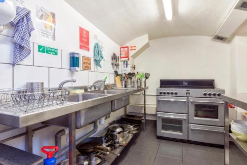 伦敦肯辛顿阿斯特旅舍的厨房配有水槽和炉灶