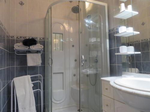 CorveissiatMurmure des buis的带淋浴、卫生间和盥洗盆的浴室