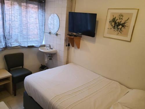 阿姆斯特丹施罗德酒店的小房间设有床和水槽