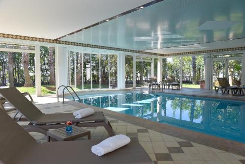 巴斯蒂亚Ostella Spa & Resort的房屋内的游泳池