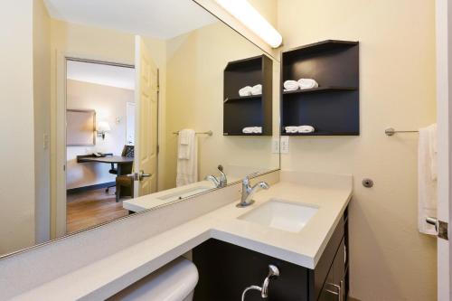 落基山落基山烛木套房酒店的一间带水槽和镜子的浴室