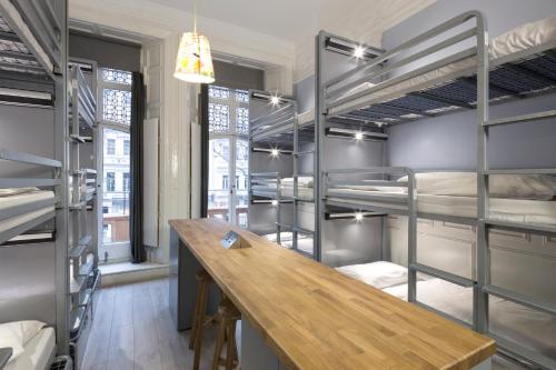 伦敦海德公园阿斯特旅舍的客房设有双层床和木桌。