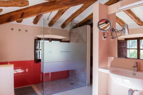 索列尔Raco de Soller的一间带玻璃淋浴和水槽的浴室