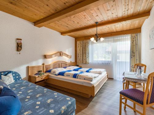 希帕赫盖斯勒旅馆的一间卧室配有两张床、一张沙发和一张桌子