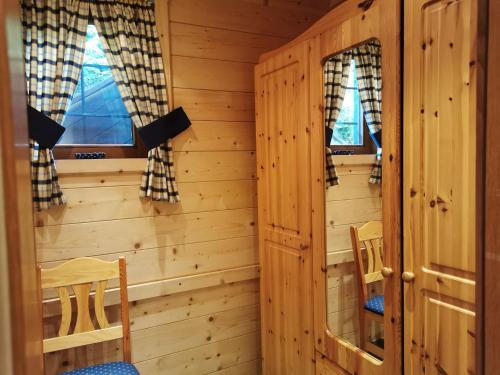 上柯尼希山麓米尔巴赫Apartments Helsen的小木屋设有2扇窗户和2把椅子