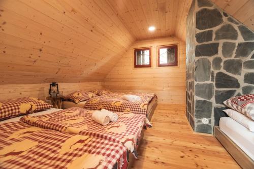 StahovicaVelika Planina - Chalet Rušovc - Location with fully privacy的小木屋内带三张床的房间