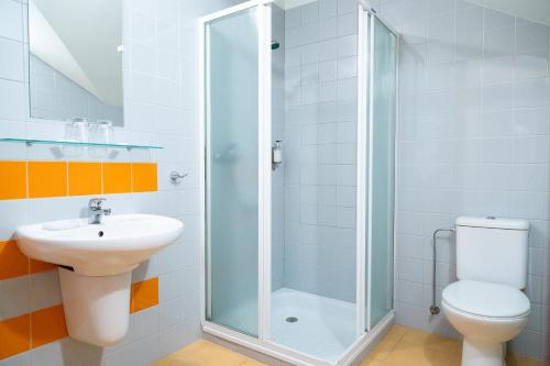 奈达耐瑞捷酒店的带淋浴、卫生间和盥洗盆的浴室
