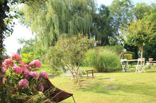 La CavadaLa Ventanita Del Campo的花园,花园内有长凳、桌子和树