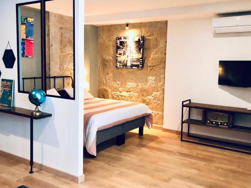 加亚新城Boreal Porto Gaia - Patio & Pool的一间卧室配有一张床,墙上配有电视