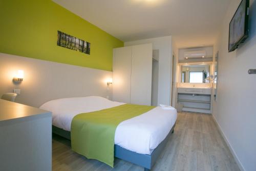 Bénesse-Maremne莫泰德斯兰德斯酒店的一间酒店客房 - 带一张床和一间浴室