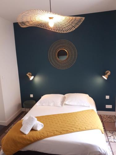 雷恩Le Lagon, studio cosy lumineux - proche gare的一间卧室设有一张蓝色墙壁的大床