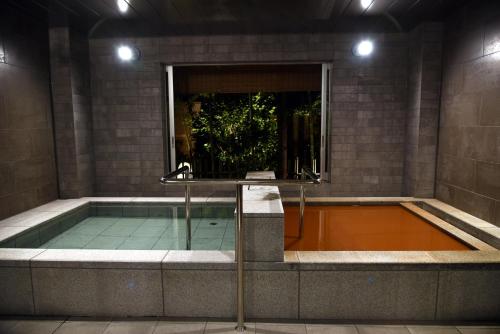 神户有马温泉 竹取亭丸山温泉旅馆的一座建筑物的游泳池