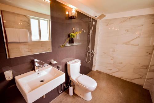 努沃勒埃利耶Top Terrace Cottage的浴室配有白色卫生间和盥洗盆。