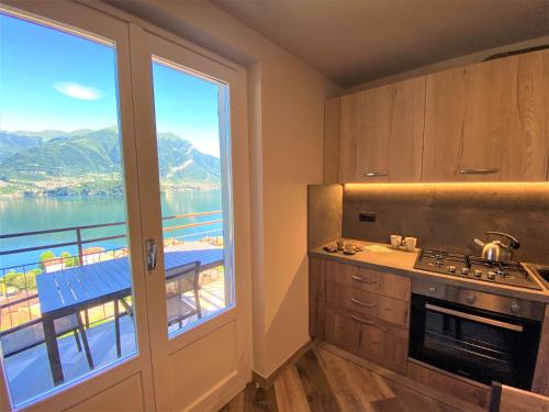 莱泽诺Il Bellavista的厨房享有湖泊和山脉的景致。