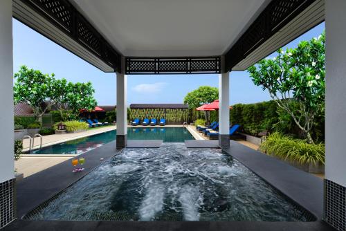 曼谷水门中心点酒店的房屋中间的游泳池