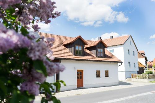 纽奥本卢斯Ferienwohnungen Köhler的白色房子,有棕色的屋顶