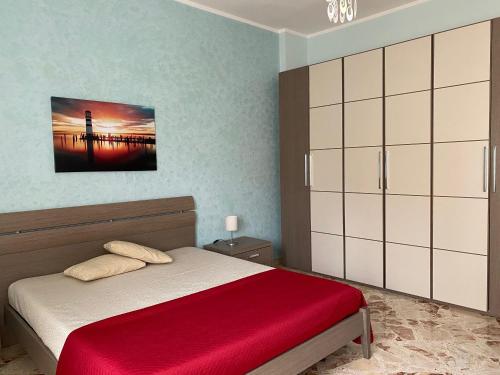 塔兰托Relax in Taranto的一间卧室配有一张带红色毯子的床