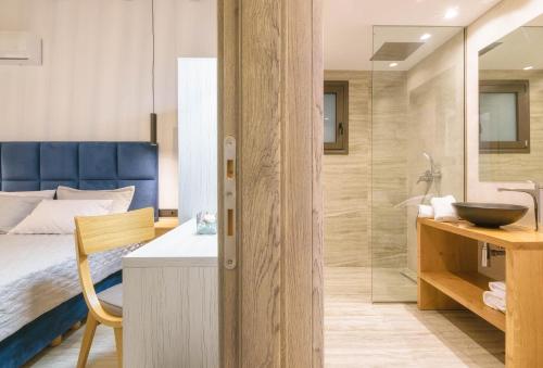 查加基恩AKEA VILLAS的一间卧室设有一张床和一个玻璃淋浴间