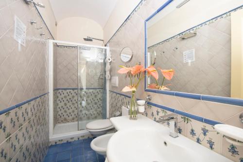 阿马尔菲Residenza Del Duca Rooms & Apartments的浴室配有卫生间、淋浴和盥洗盆。