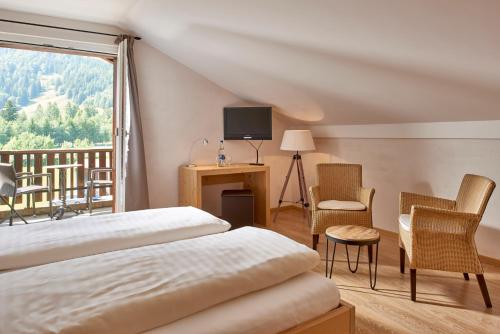 巴德施瓦茨塞巴德施瓦茨塞酒店的酒店客房设有一张床和一个阳台。