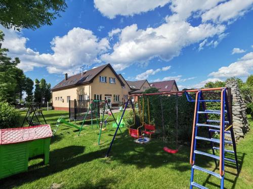 尤斯托尼莫斯基Chata Rybaka的一个带滑梯的游乐场的庭院