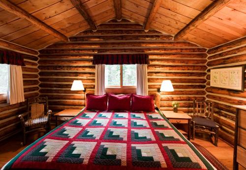 河狸溪珍妮湖小屋酒店的小木屋内一间卧室,配有一张床