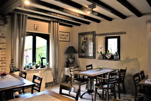 通厄伦德杜贝尔莫伦住宿加早餐旅馆的用餐室设有桌椅和窗户。