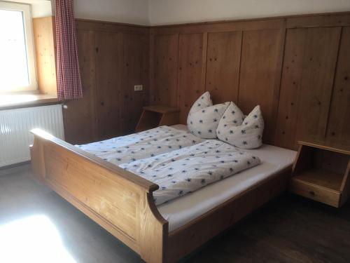 加尔蒂Ferienwohnung Sonnenschein的一间卧室配有一张带枕头的木床
