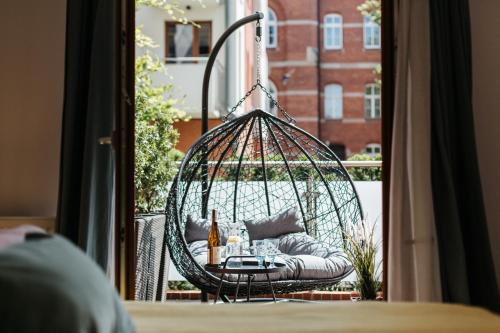 克拉科夫Harmo no. 1 - Sunny Apartment with big terrace的阳台上的鸟笼,桌子