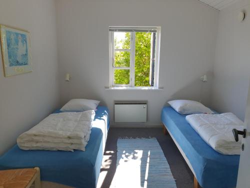 KlemenskerFeriestedet Skovly的小型客房 - 带2张床和窗户