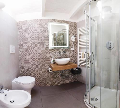 多尔切阿夸拉卡瑟塔迪瓦尔公寓的一间带水槽、卫生间和镜子的浴室