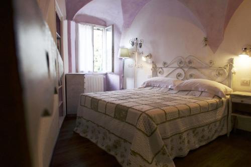 多尔切阿夸拉卡梅拉达尔蓬特公寓的一间卧室配有一张紫色天花板的床