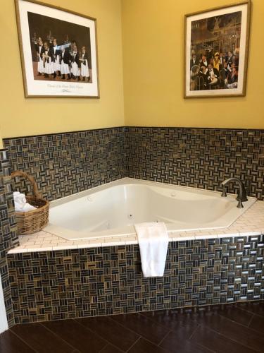格伦艾伦格伦艾伦秘密小屋宾馆的带浴缸的浴室和瓷砖墙