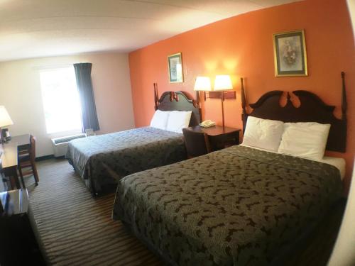 盖茨堡总统旅馆及套房酒店的酒店客房设有两张床和窗户。
