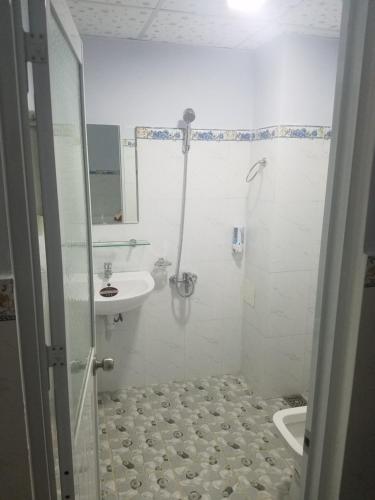 岘港MyDungmotel的白色的浴室设有水槽和淋浴。