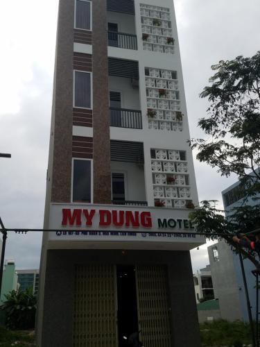 岘港MyDungmotel的上面有我的粪便噪音标志的建筑