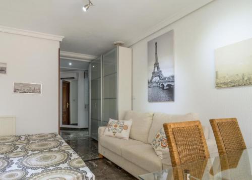 阿尔姆尼卡Lovely studio Cartago的带沙发和玻璃桌的客厅