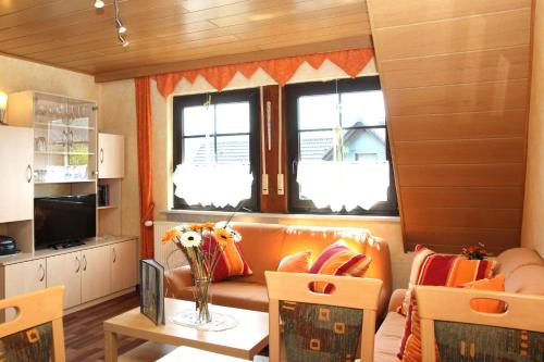 梅德巴赫Ferienwohnungen Hartmann的带沙发和2扇窗户的客厅