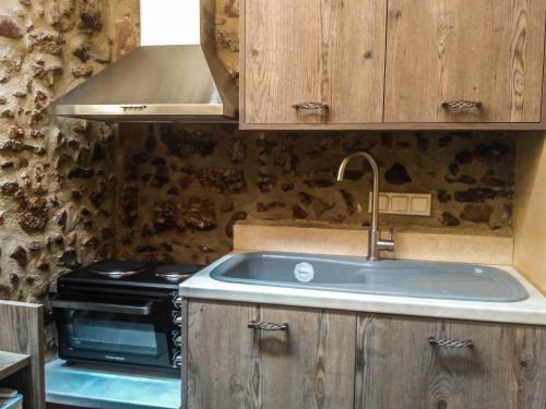 基萨莫斯Agalide的厨房配有水槽和炉灶